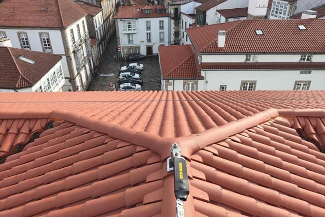 Instalación de líneas de vida homologadas en una cubierta de Vigo