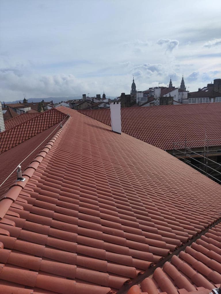 Operario realizando trabajos en altura con línea de vida en Vigo